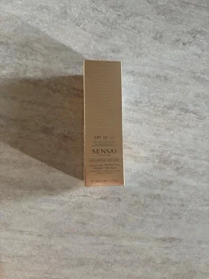 Sensai solskyddskräm SPF 30 ansikte