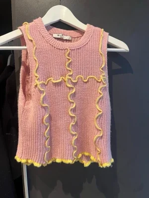 Rosa stickad väst från NA-KD