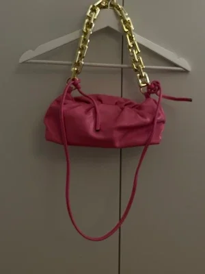 Rosa handväska med guldkedja