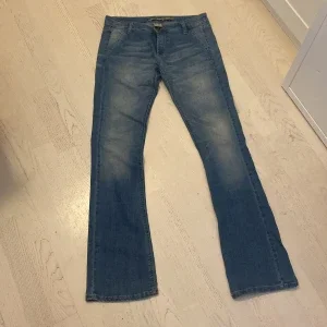 Blå bootcut jeans från Please
