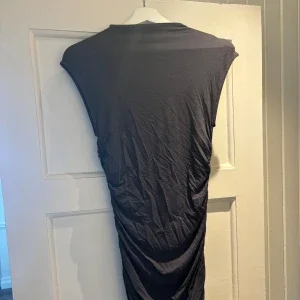 Svart medellång klänning från Gina Tricot