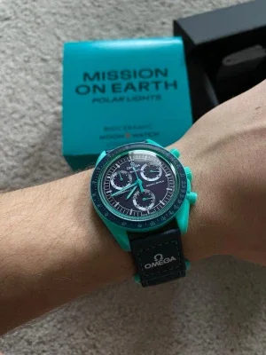 Omega x Swatch Mission on Earth Polar Lights klocka