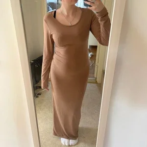Beige brun långärmad maxiklänning