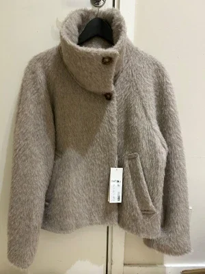 Ny slutsåld Beige jacka med hög krage från arket i ull och alpacka Arket i ull och alpacka Stl 34