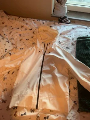 Vit regnjacka från Moncler XL
