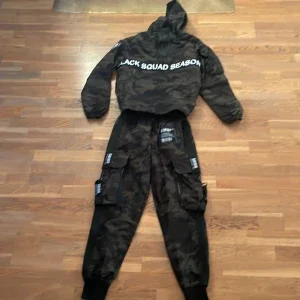 Camouflage hoodie och byxor med text