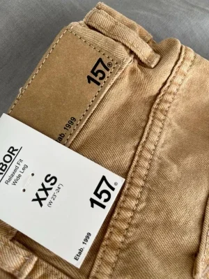 Beige wide leg jeans från 157