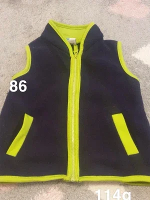 Mörkblå fleeceväst med lime detaljer