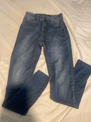 Blå high waist jeans med raka ben