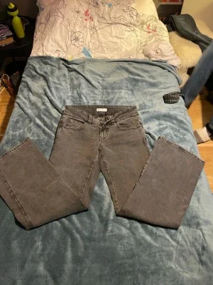 Grå raka jeans från Perfect Jeans