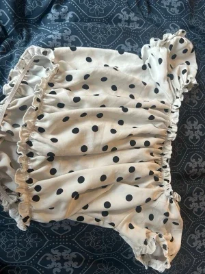 Prickig puffärm blus med volang