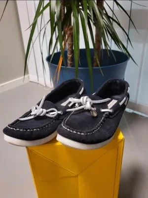 Svarta seglarskor Hush Puppies stl 36