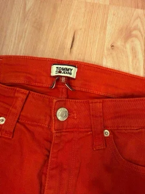 Röda skinny jeans från Tommy Jeans
