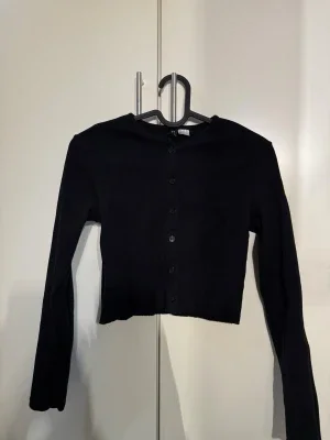 Svart cropped cardigan med knappar