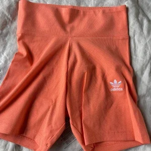 Coral ribbade shorts från Adidas