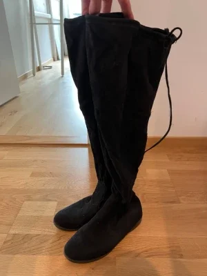 Svarta overknee stövlar i mocka-look