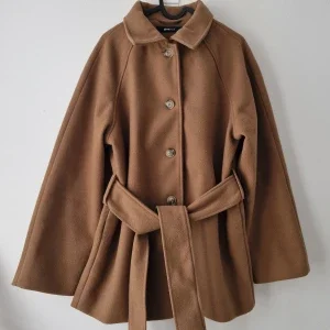 Brun kappa med bälte från Gina Tricot