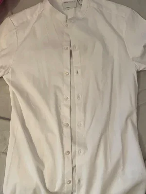 ASOS kraglös vit skjorta