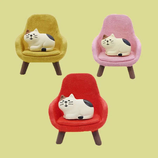 3 stk. røde rosa gule miniatyr kattfigurer med liten sofa - Mini kattfigurer i harpiks, miniatyr skrivebordstilbehør