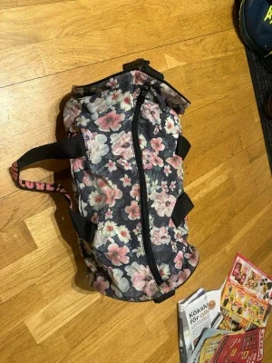 Blommig träningsväska