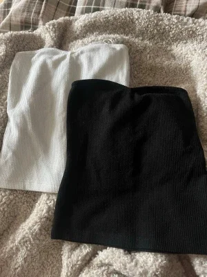 Ribbade svarta och vita tubtoppar