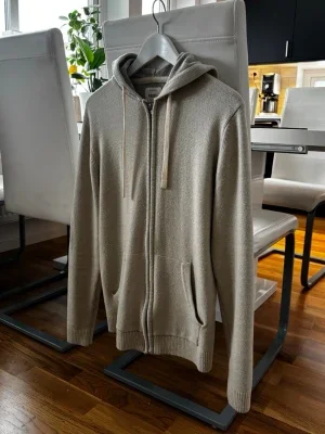 Beige stickad hoodie med dragkedja