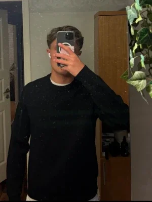 Svart uniqlo sweatshirt herr