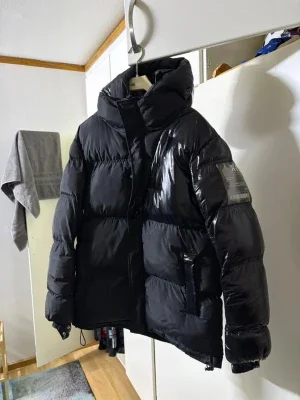 Svart dunjacka från Moose Knuckles
