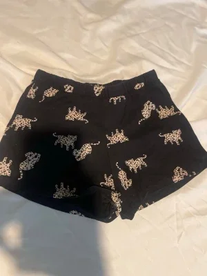 Svarta shorts med leopardmönster H&M barn st 122