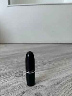 MAC läppstift i nude-rosa nyans