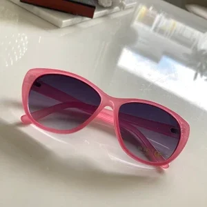 Snygga rosa solglasögon med UV skydd