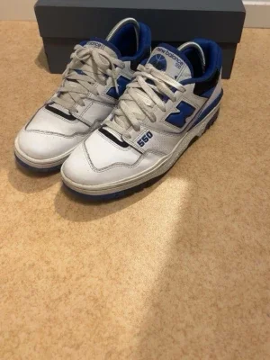 New Balance 550 vita och blå sneakers