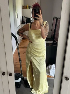 Gul långklänning med slits från Azazie