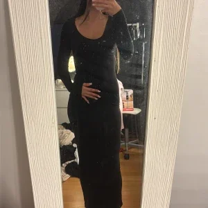 Svart långärmad långklänning