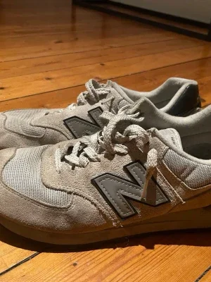 Beige New Balance sneakers i mocka