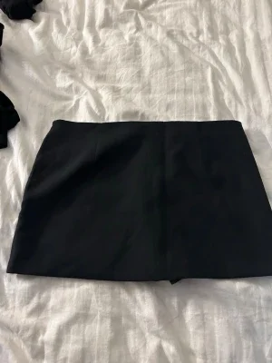 Svart kjol med inbyggda shorts med enkel design