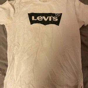 Levis t shirt