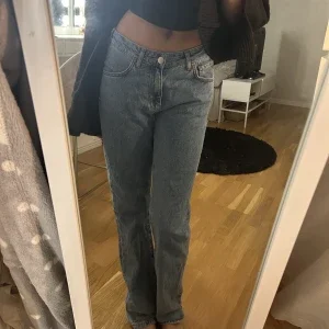 Low waist baggy jeans från BikBok