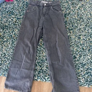 Grå jeans med vida ben