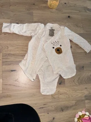 Beige baby body med björntryck från Lindex Lindex vit body, storlek 62-68