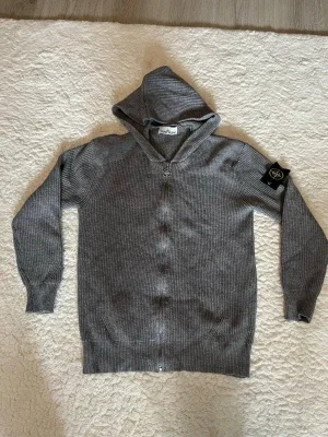 Grå hoodie från Stone Island