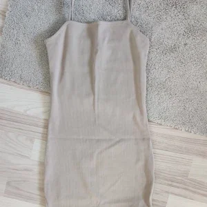 Beige ribbad klänning