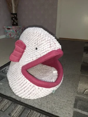 Rosa fiskformad kattbädd
