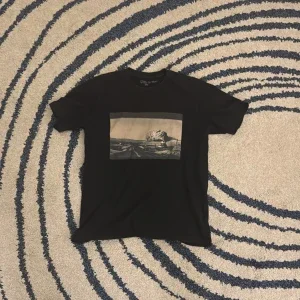 Svart t-shirt med tryck från Uniqlo