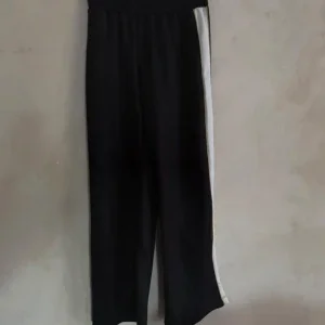 Svarta tracksuits