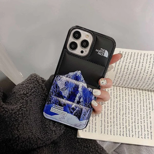 Fodral för iPhone 15 Plus Creative Down Jacket North Design