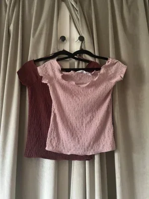 Två smockade toppar i rosa och vinrött