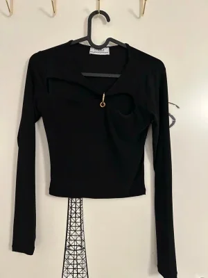 Svart långärmad topp med cut-out från Chiquelle