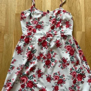 Vit blommig sommarklänning H&M Divided
