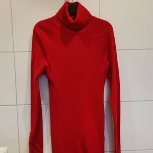 Röd turtleneck